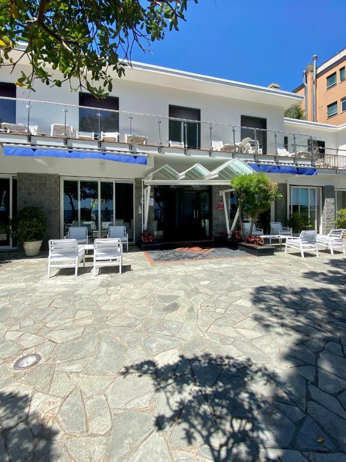 Piccolo Hotel Le Palme San Bartolomeo Al Mare Exterior photo