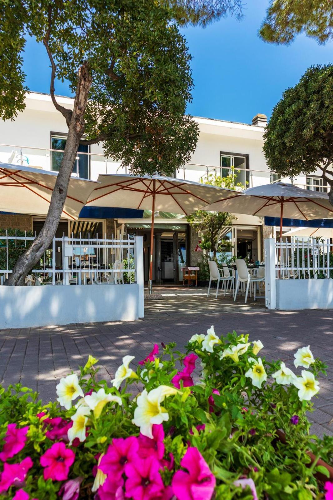 Piccolo Hotel Le Palme San Bartolomeo Al Mare Exterior photo